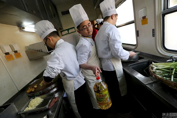 绿皮火车现炒绝技：厨师晃动掌勺新境界