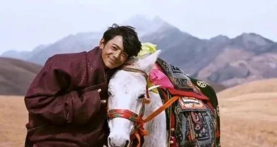 四年恩怨终揭晓：谢霆锋丁真富豪吝啬真相曝光