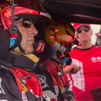 LPL不败传奇！T1官方庆晋级，S赛征程再启航