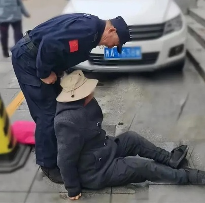 眼镜腰细如A4，摔倒扶不扶？新视角解析暖心行动