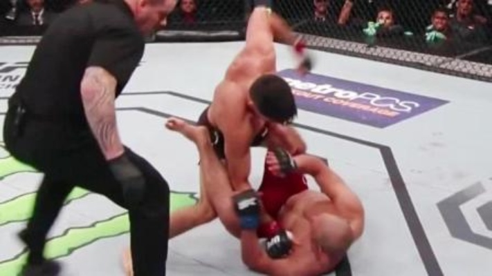 UFC硬汉对决，扇耳光大赛传人被KO，中国选手荣光再续！