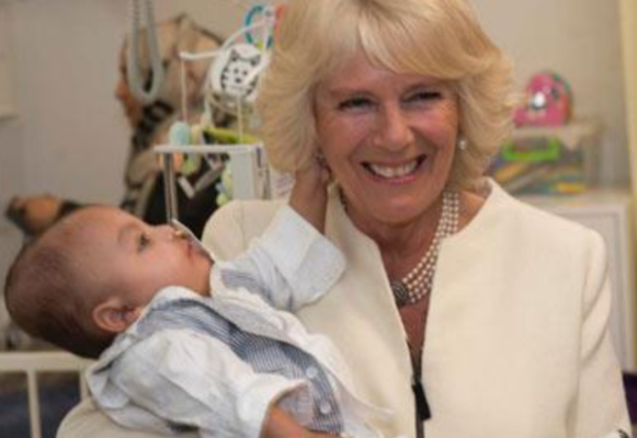 卡米拉孙子校炫耀祖母引争议，游戏社交里的身份buff，我们都踩过哪些坑？