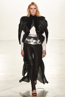 小狼女x23圣诞新装惊艳亮相，曼妙身姿诠释时尚魅力