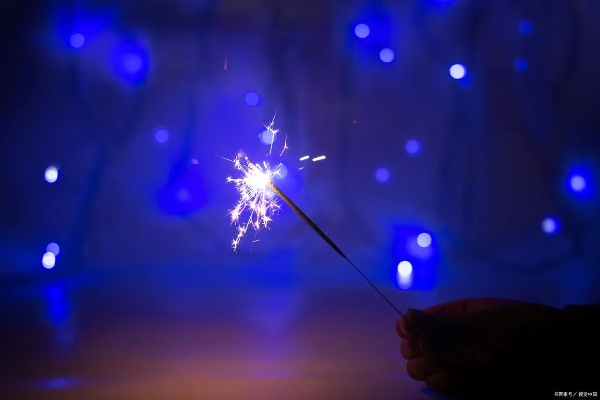 女生误拿电焊条当仙女棒？生存游戏里那些想当然的致命操作藏着多少坑？