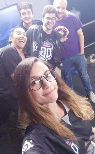 英国美女主持空降IEM成都，惊艳亮相电竞盛宴！