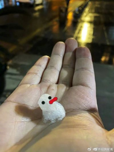 成都人卖雪爆火，20元一个的雪人，藏着多少玩家才懂的「情绪生意」