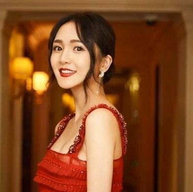 刘晓庆75岁被误喊姥姥，74岁真相引网友热议：揭秘年龄谜团