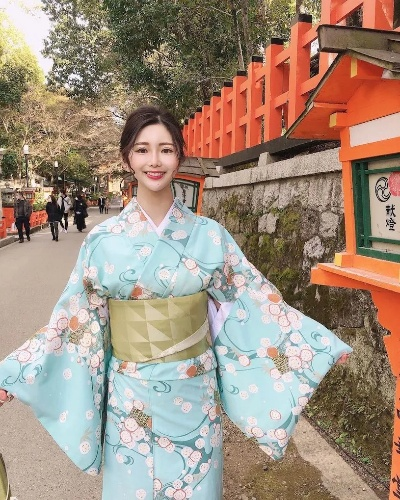 梨体模浴衣美照：嘟嘴嘟嘴萌态十足，梨花般可爱值爆表