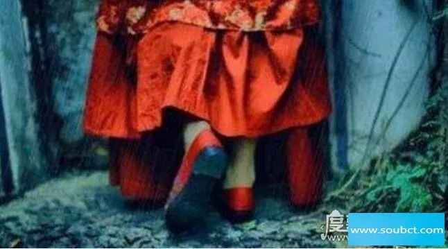 里那件染血红裙的真相，藏在民俗恐怖里的未说破执念