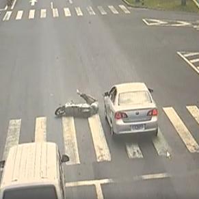 女子闯红灯被撞全责，轿车车主无辜受损，赔偿问题引关注