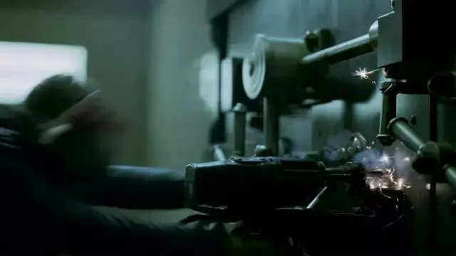 诺兰片场禁椅子的秘密，竟藏着游戏设计最该学的「沉浸感杀招」