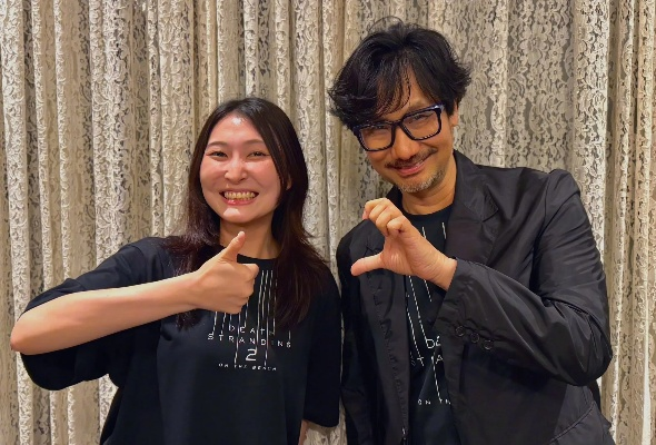 小岛秀夫与女神吉冈里帆甜蜜同框，爱心互动见证独家魅力