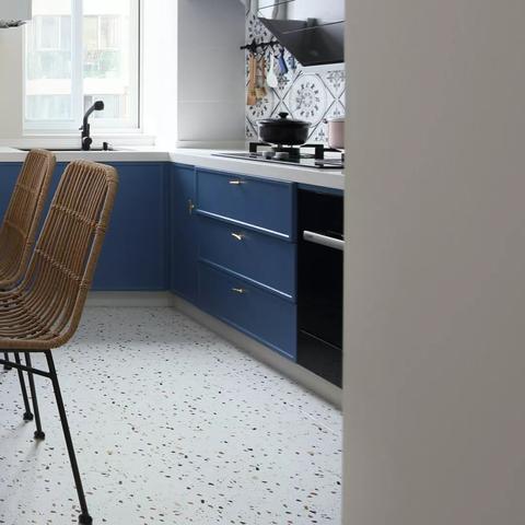 深蓝汽车电池爆裂弹飞现场，地砖见证惊险瞬间！