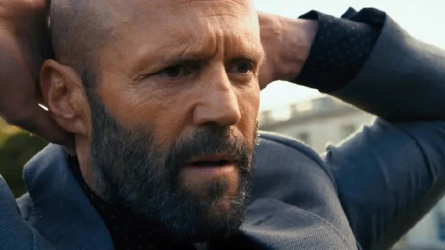 光头猛男杰森·斯坦森《养蜂人2》新片场照，揭秘蜂巢传奇新篇章