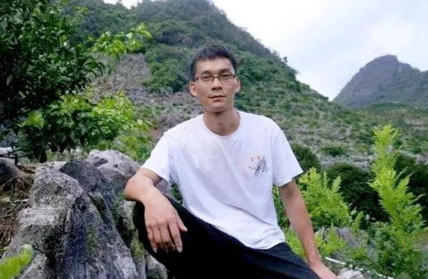 高考16次学霸唐尚珺直播带货，携手女校友团队创奇迹