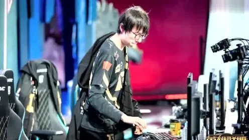 RNG麻辣香锅为什么是野区节奏发动机？老玩家才懂的盲僧反蹲细节全揭秘