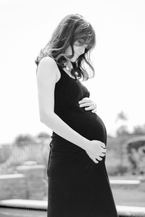 卡莉·蕾·吉普森喜怀二胎，晒孕肚美照幸福满满