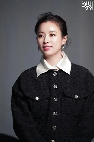 63岁妈妈模特出道，韩孝周女儿力挺应援展新风采