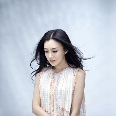 小燕子回应争议：眼神魅力新解读，突破传统审美极限