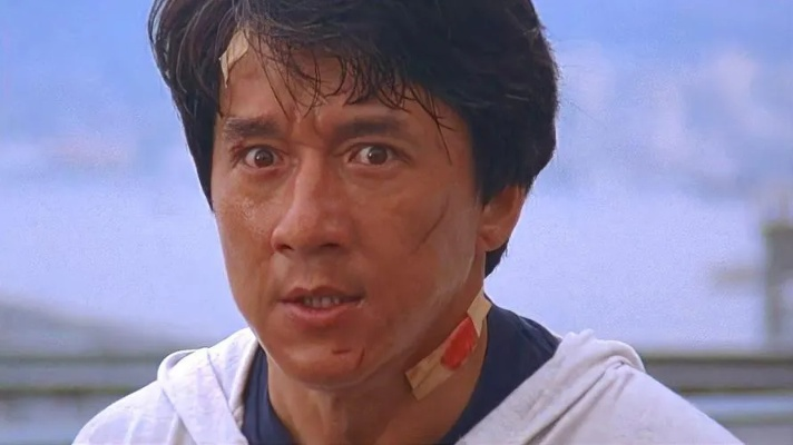 白发逆袭！71岁成龙骑自行，邻家大爷形象颠覆，健身新风尚来袭