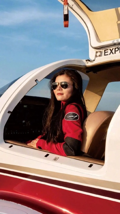 南非女星直升机事故坠亡，曾赞飞行是自由之旅