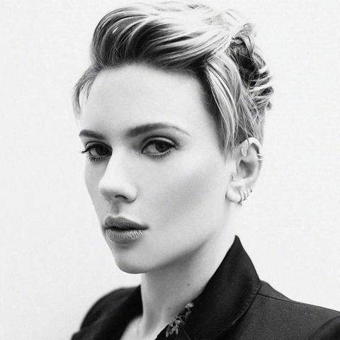 斯嘉丽约翰逊大方送女惊喜，路易十六王后礼服成离谱礼物新宠