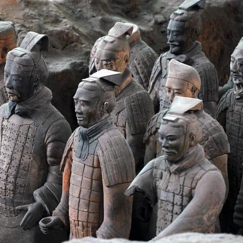 为什么现在还有10万玩家守着经典传奇？我蹲了3个月服务器，摸清了这3个隐藏密码