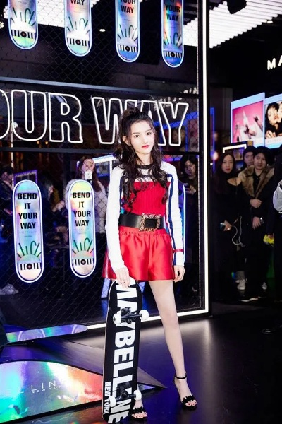 女主播身材优势明显，宋祖儿腿部线条不敌风头