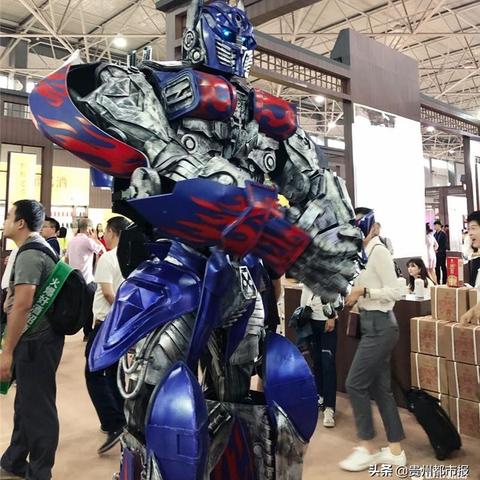 塞伯坦之战玩家必哭，为什么你操擎天柱总被震荡波按在地上摩擦？