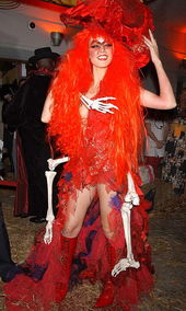 万圣节狂热者海蒂·克鲁姆：最拼万圣装扮达人