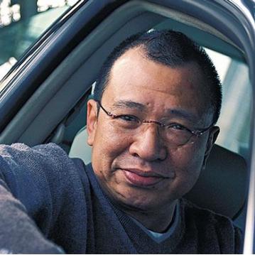 周润发黑衣挥手中，独家曝光与许绍雄温馨互动瞬间