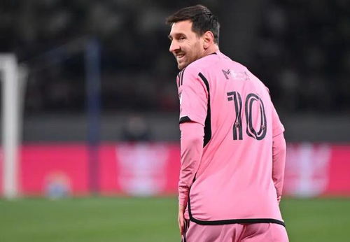 撞脸梅西遭围堵合影，素人网红化运营的避坑指南与变现路径