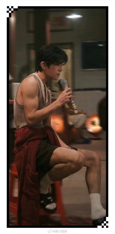 韩版海报易烊千玺手臂类型揭秘，小北肌肉线条3步拆解与健身复刻指南