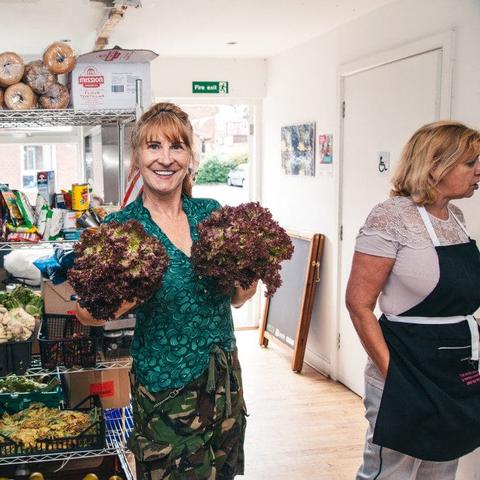 2025男街霸武器终极选择，出血流爪 vs 中毒棍深度解析