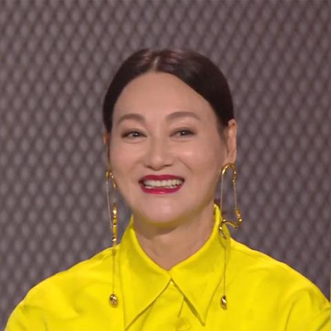 卡姐扔话筒事件内幕，泼饮料观众冲突背后的舞台安全处理真相