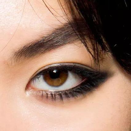 亚洲脸强行安欧洲眼？2025整容医生内部适配指南，这4种眼型最安全