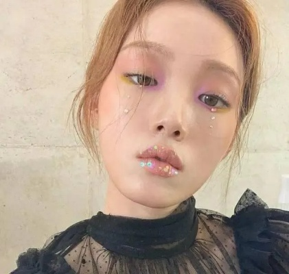 2025崔智娜清冷感妆容+私服拆解，3步get同款女团脸与170气场