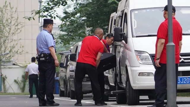 2024高考押运车真实抓拍，军用装甲车护送内幕揭秘与偶遇应对指南