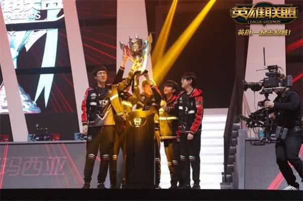 2015德玛西亚杯夏季赛，被时间掩埋的LPL运营革命与EDG王朝密码