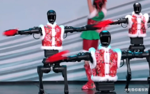 国产机器人首秀现意外，惊艳登场后不慎跌倒，引发广泛关注！