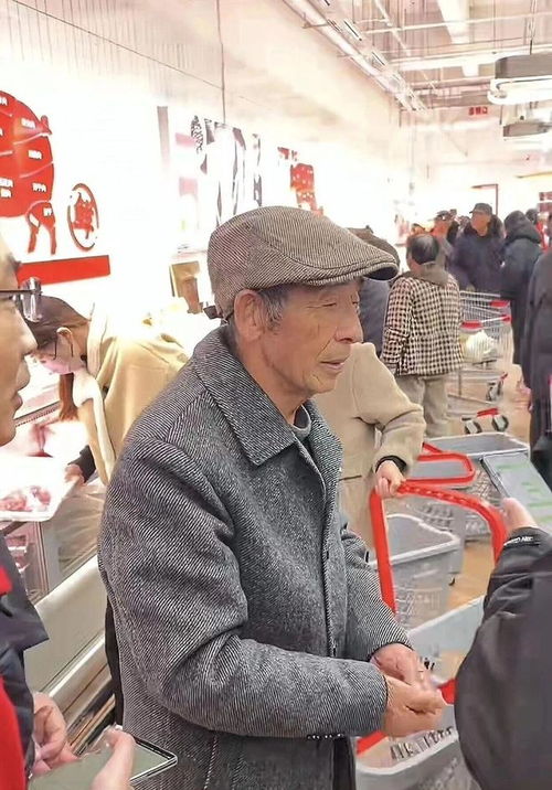 刘强东父母现身京东食堂朴素烹饪，温馨瞬间传递家庭般温暖