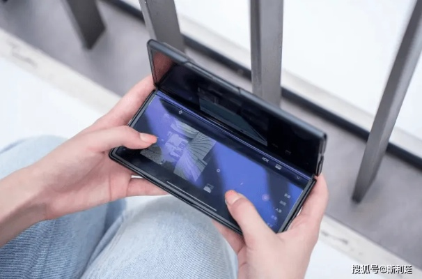 小米MIX Trifold三折叠手机登场，解锁前所未有的创新折叠体验！