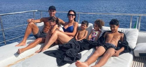 哇！C罗幸福再进阶，未婚妻红装比基尼造型美得让人移不开眼