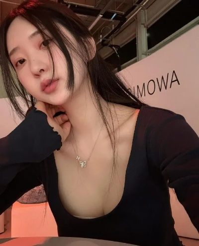 申才恩剑星绝美体模照，吊带低胸装撩拨心弦，唤醒心底原始渴望