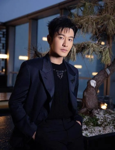 黄晓明聚会照暗藏3大穿搭心机？2026开春明星私服解码+普通人复制指南