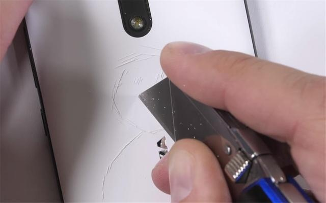 2026年手机砸核桃挑战真相，康宁玻璃硬度实测与碎屏险避坑指南