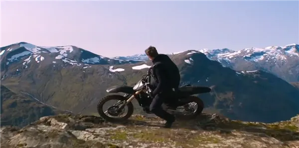 阿汤哥悬崖跳摩托车实拍真假？2026年特技技术全维度拆解