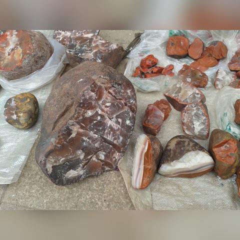 青岛海滩寻宝骗局，2026年实测这5种石头被误认钻石玛瑙的概率高达97%