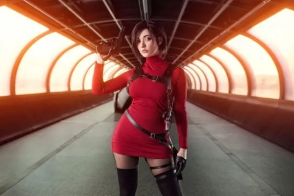 艾达王红裙特工身份全解码，生化危机4重制版隐藏剧情触发与COS实战指南