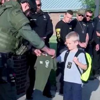 魔兽周边终极选购策略，从霜之哀伤复刻到绝版T恤投资逻辑